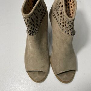 Report Stylish Tan Peep-Toe Ankle Boots Size 8 SB-50